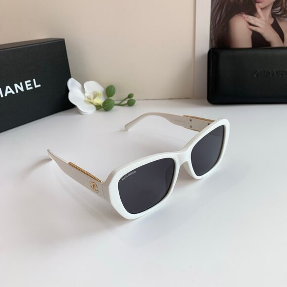 Premium Chanel Eyewear: White Frame, Detailed Gold Chain - Picture 4 of 8